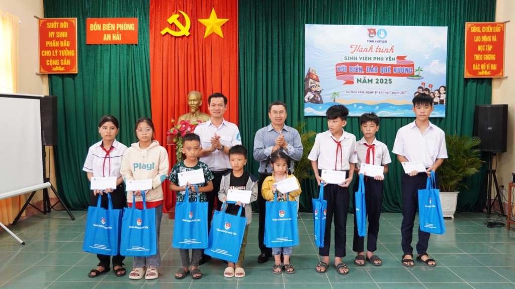 Ban Tổ chức trao quà các em học sinh nghèo vượt khó của huyện Tuy An