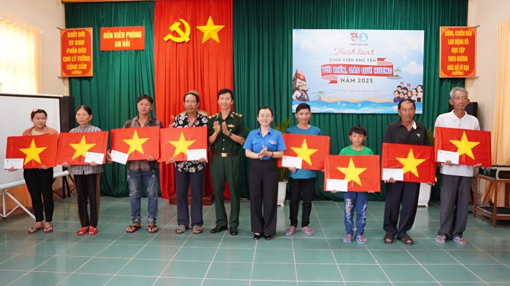 Ban Tổ chức trao quà các gia đình có hoàn cảnh khó khăn tại xã An Hòa Hải