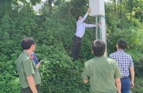 Tổ công tác kiểm tra thi công, lắp đặt, hệ thống camera giám sát (Ảnh: Công an Quảng Ngãi)