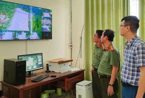 Hệ thống camera giám sát được trang bị các thiết bị ghi hình, ghi âm hiện đại với độ phân giải cao, đảm bảo khả năng hoạt động ổn định cả ngày lẫn đêm. (Ảnh: Công an Quảng Ngãi)
