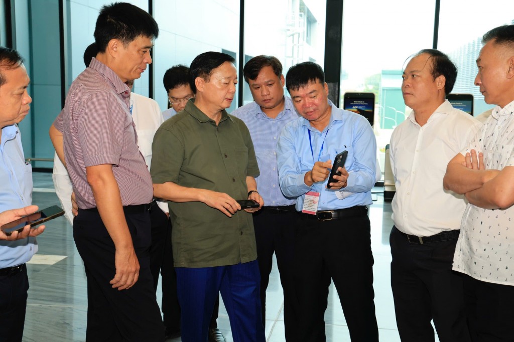 Phó Thủ tướng nghe đại diện của ACV báo cáo nguyên nhân, phương án xử lý triệt để hiện tượng thấm, rò nước mưa xuất hiện tại một số khu vực trong nhà ga sau các đợt mưa lớn bằng cách chống thấm toàn bộ khu vực có nguy cơ, gia cố hệ thống thoát nước mái, tăng cường kiểm tra các mối nối kỹ thuật và theo dõi chặt chẽ trong các điều kiện thời tiết tiếp theo - Ảnh: VGP/Minh Khôi