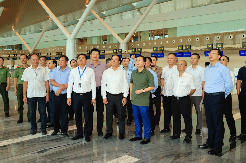 Phó Thủ tướng lưu ý việc khắc phục các sự cố kỹ thuật của nhà ga T3 phải bảo đảm chất lượng, tính thẩm mỹ của công trình - Ảnh: VGP/Minh Khôi