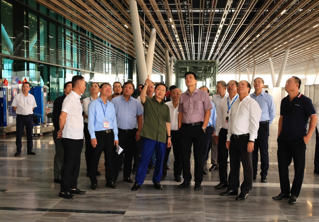 Phó Thủ tưởng đề nghị ACV phối hợp chặt chẽ với tư vấn thiết kế, kỹ thuật, thi công để hoàn thiện các hạng mục còn lại bảo đảm chất lượng, tính thẩm mỹ - Ảnh: VGP/Minh Khôi