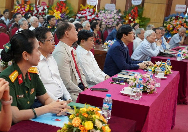Các vị đại biểu tham dự buổi ra mắt cuốn sách của nhà báo Hồ Quang Lợi