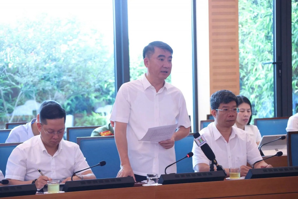 Giám đốc Sở Nội vụ Trần Đình Cảnh thông tin khái quát về các văn bản chỉ đạo của Trung ương liên quan đến công tác sắp xếp đơn vị hành chính cấp xã