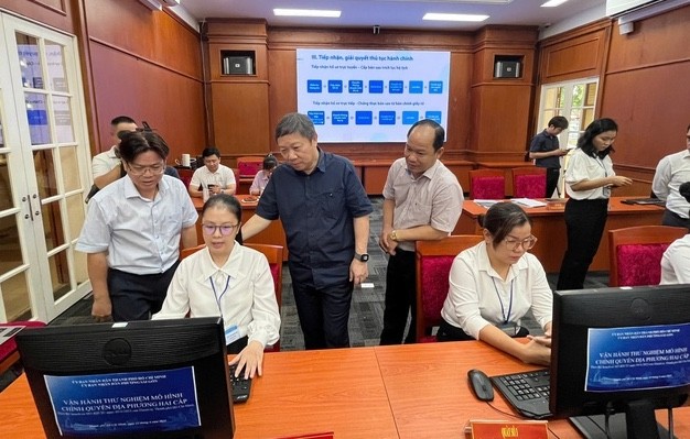 Bí thư Quận ủy Quận 1 Dương Anh Đức theo dõi cán bộ, công chức xử lý hồ sơ. Ảnh: VGP/Lê Anh