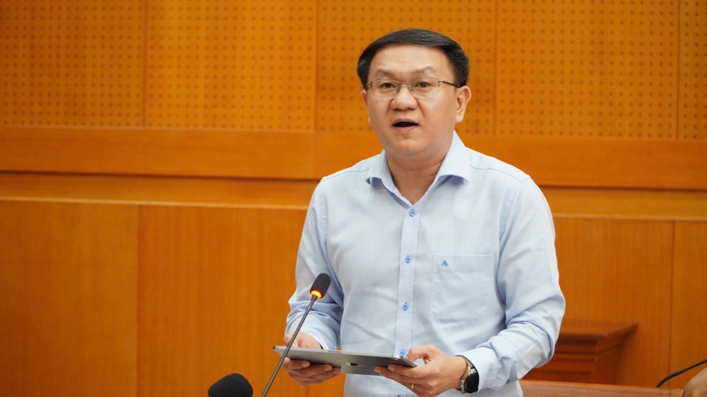 Giám đốc Sở Khoa học và Công nghệ Lâm Đình Thắng báo cáo tại buổi họp