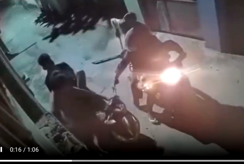 Camera ghi lại hình ảnh nhóm thiếu niên mới lớn chặn xe cướp tài sản