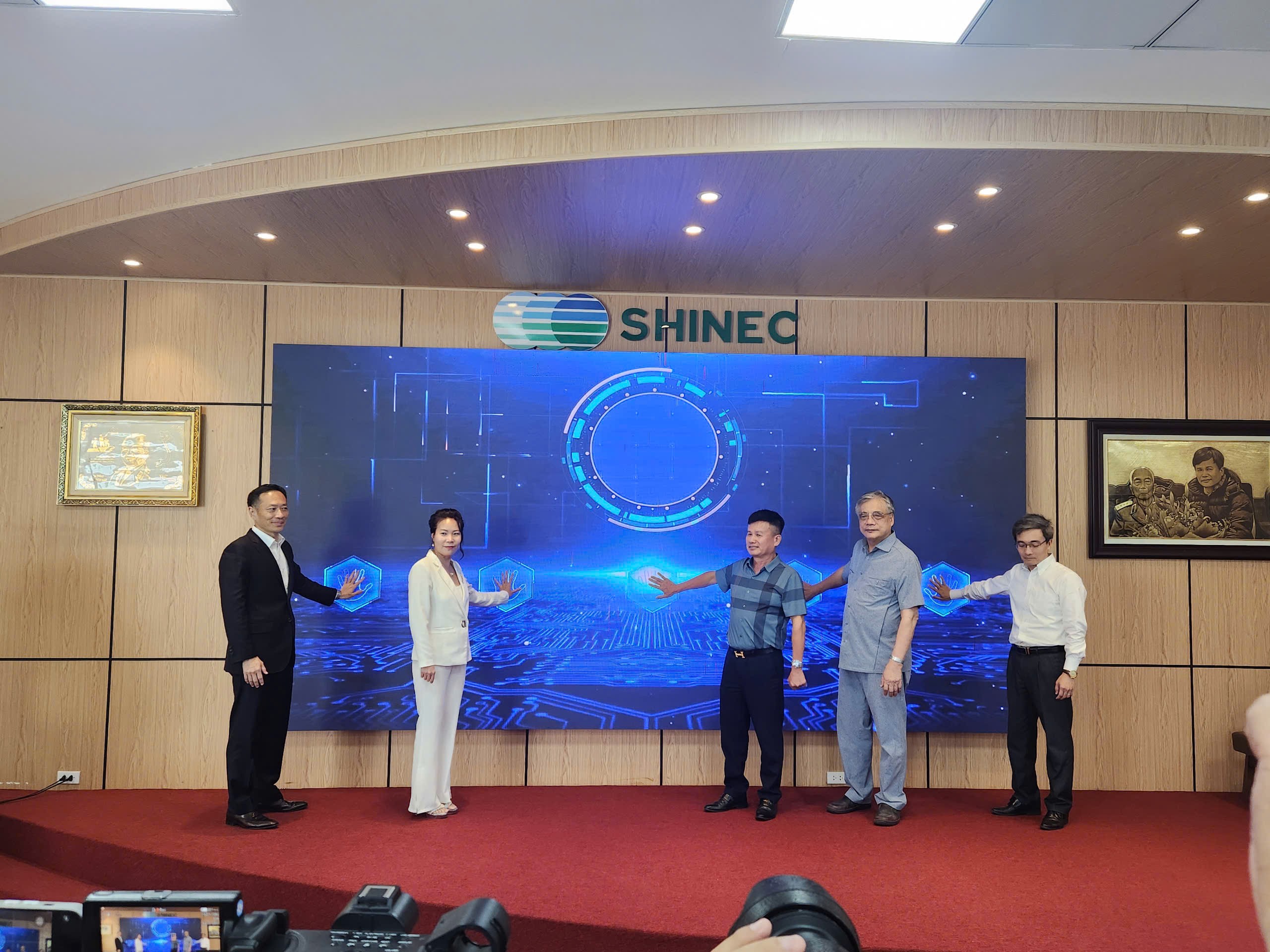 Các đại biểu nhấn nút khởi động dự án 