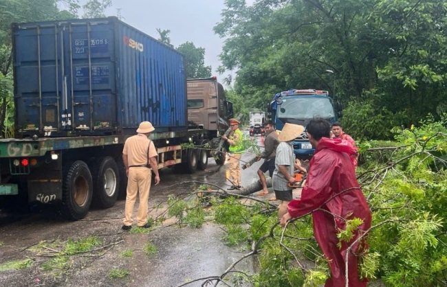 Triển khai ứng phó mưa lũ, bảo đảm an toàn cho người dân