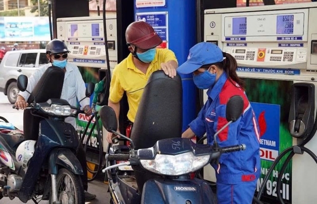 Giá xăng RON95-III tăng lên sát ngưỡng 20.000 đồng mỗi lít