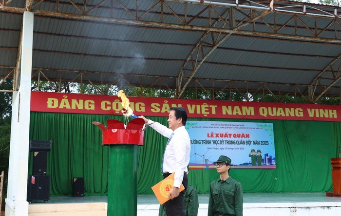 Đồng chí Nguyễn Long Biên – Phó Chủ tịch UBND tỉnh Ninh Thuận thắp ngọn đuốc truyền thống tuyên bố Lễ xuất quân (Ảnh: ninhthuan.gov.vn)