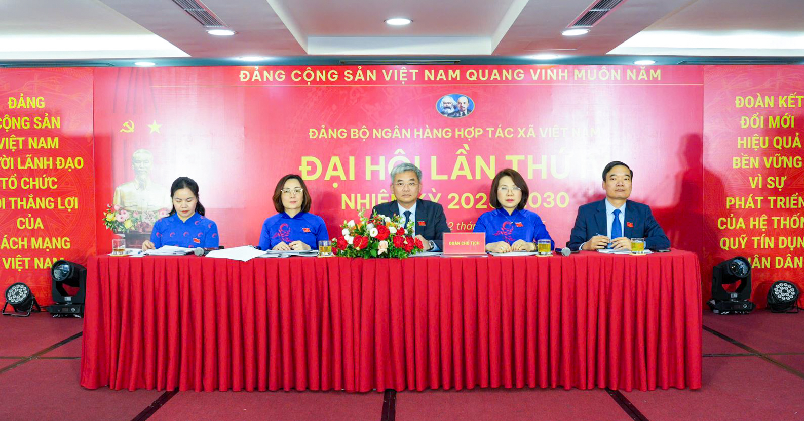 Đoàn Chủ tịch tại Đại hội