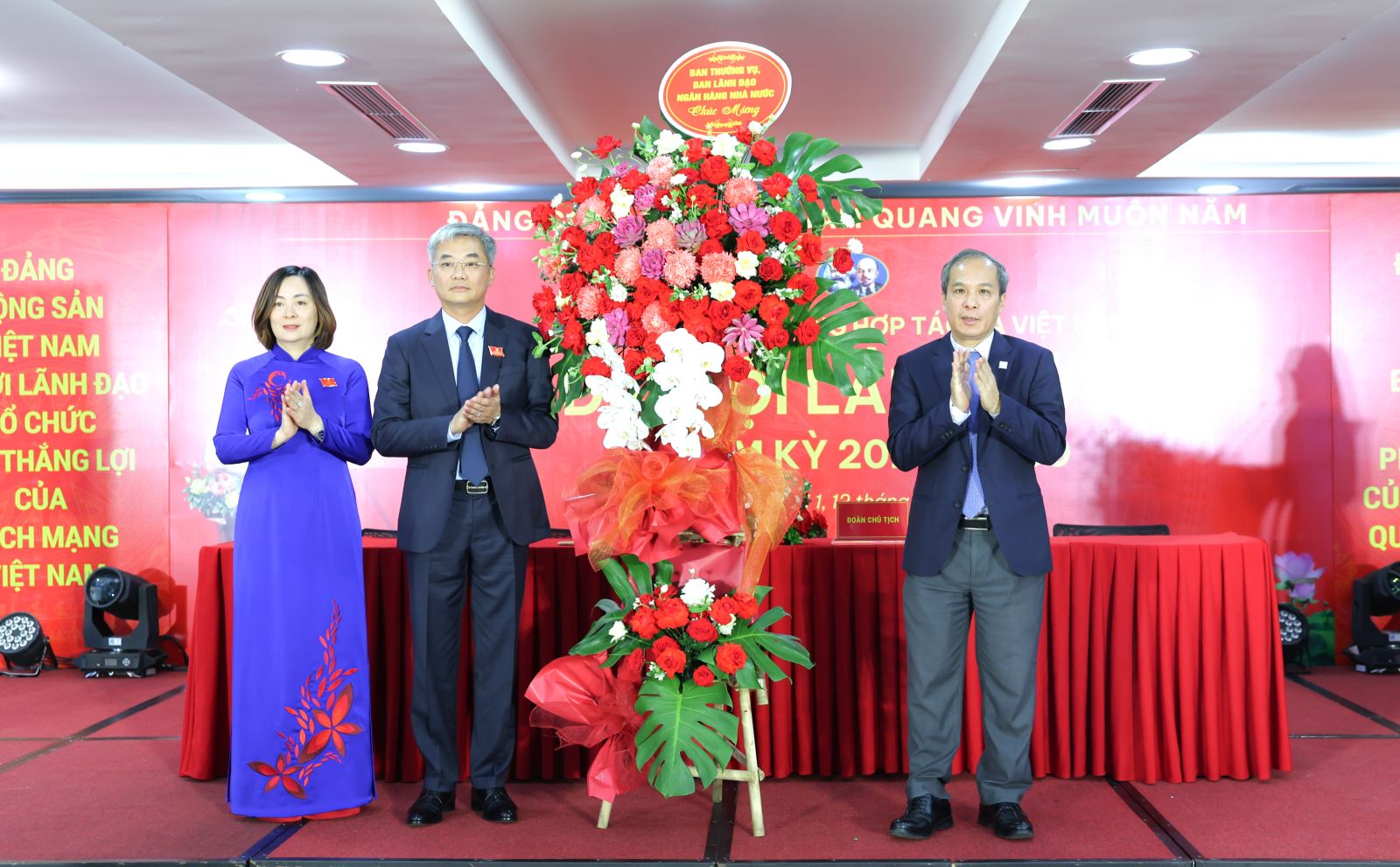 Đồng chí Đoàn Thái Sơn - Ủy viên Ban thường vụ Đảng ủy, Phó Thống đốc NHNN Việt Nam tặng hoa chúc mừng Đại hội
