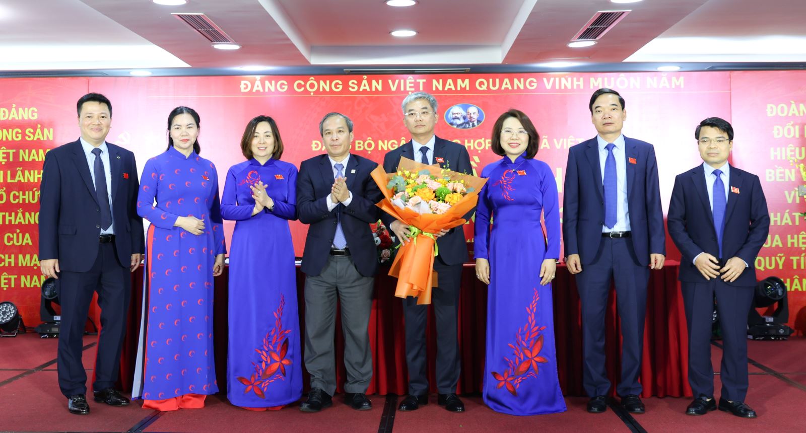 Đồng chí Đoàn Thái Sơn - Ủy viên Ban thường vụ Đảng ủy, Phó Thống đốc NHNN Việt Nam chúc mừng Ban chấp hành Đảng bộ Co-opBank nhiệm kỳ 2025 - 2030 tại Đại hội