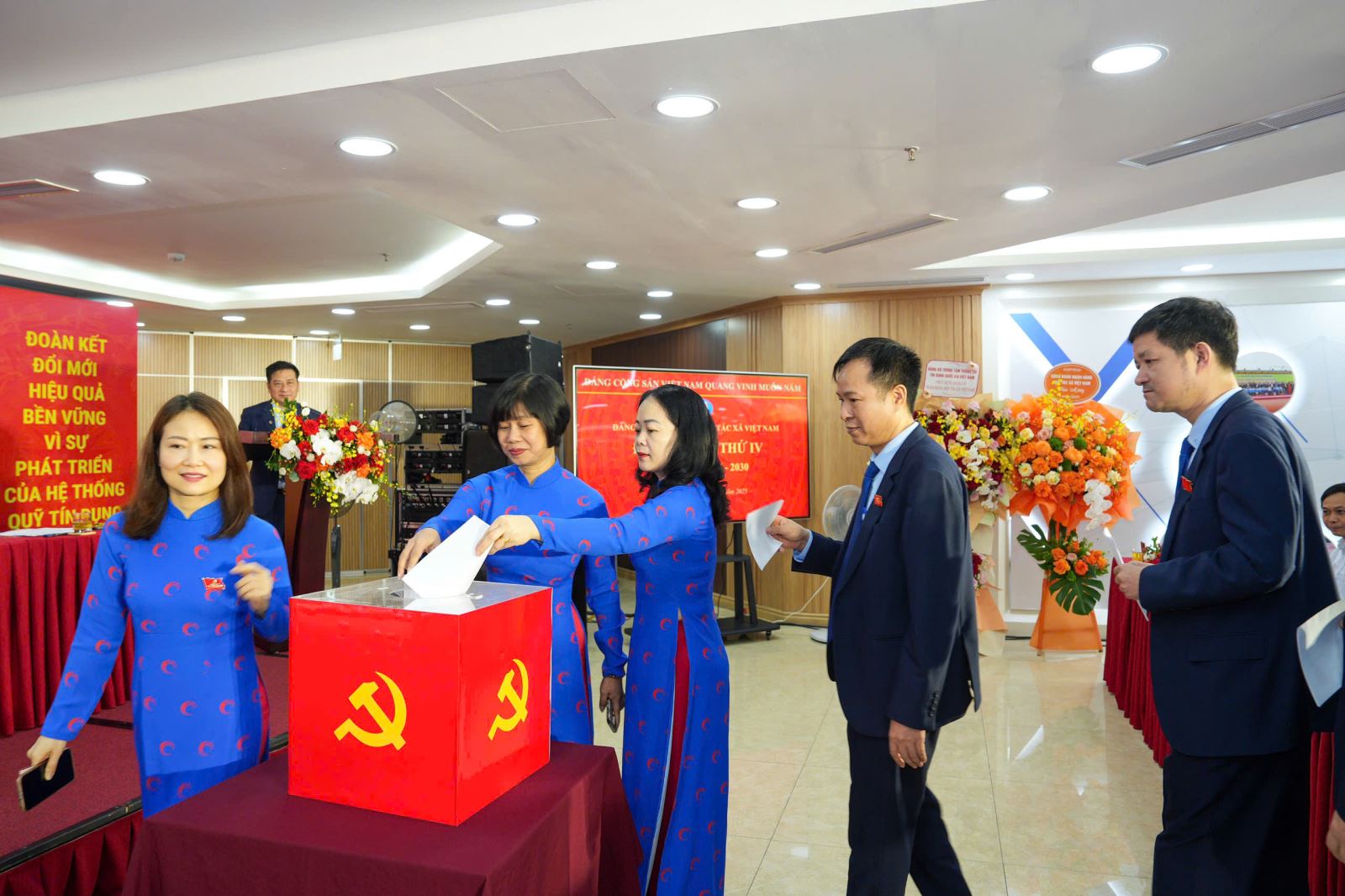 Các đại biểu bỏ phiếu tại Đại hội