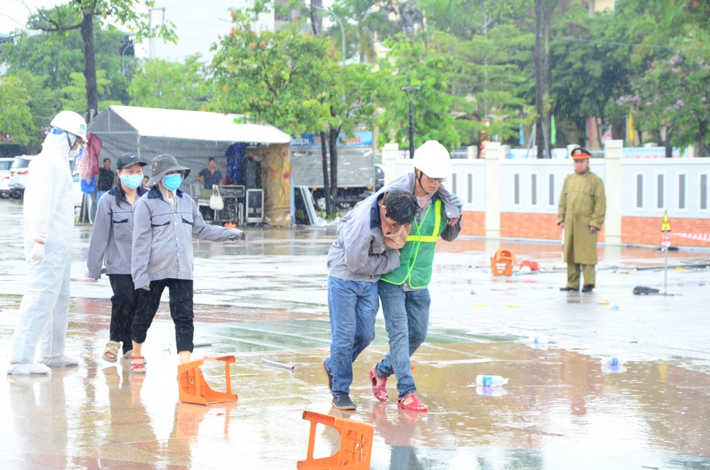 Lực lượng y tế đến hiện trường tiếp nhận, phân loại, sơ cấp cứu nạn nhân (Ảnh Đ.Minh)