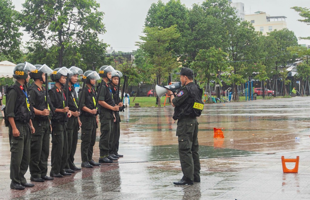 Lực lượng ứng phó ban đầu đề nghị lực lượng Công an tới hỗ trợ (Ảnh Đ.Minh)