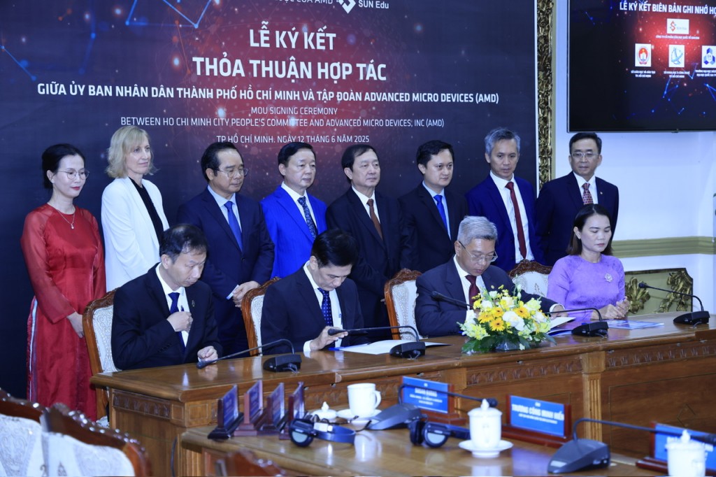 Phó Thủ tướng Trần Hồng Hà chứng kiến lễ ký kết Bản ghi nhớ hợp tác giữa UBND TPHCM và Tập đoàn AMD - một trong những tập đoàn hàng đầu thế giới về thiết kế vi xử lý và giải pháp bán dẫn - Ảnh: VGP/Minh Khôi