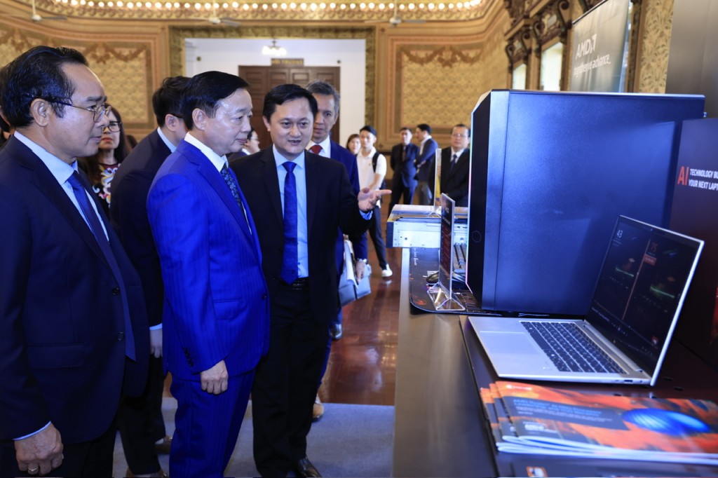 Phó Thủ tướng đề nghị Tập đoàn AMD cùng phối hợp với UBND TPHCM xác định rõ nội dung và quy mô đào tạo theo từng cấp độ, đồng thời hỗ trợ hình thành các trung tâm đào tạo chuyên ngành được đầu tư bài bản, từ đội ngũ giảng viên, phần mềm đào tạo đến hệ thống thiết bị, máy móc hiện đại - Ảnh: VGP/Minh Khôi