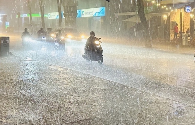 Bão liên tục đổi hướng, vùng gần tâm giật cấp 13