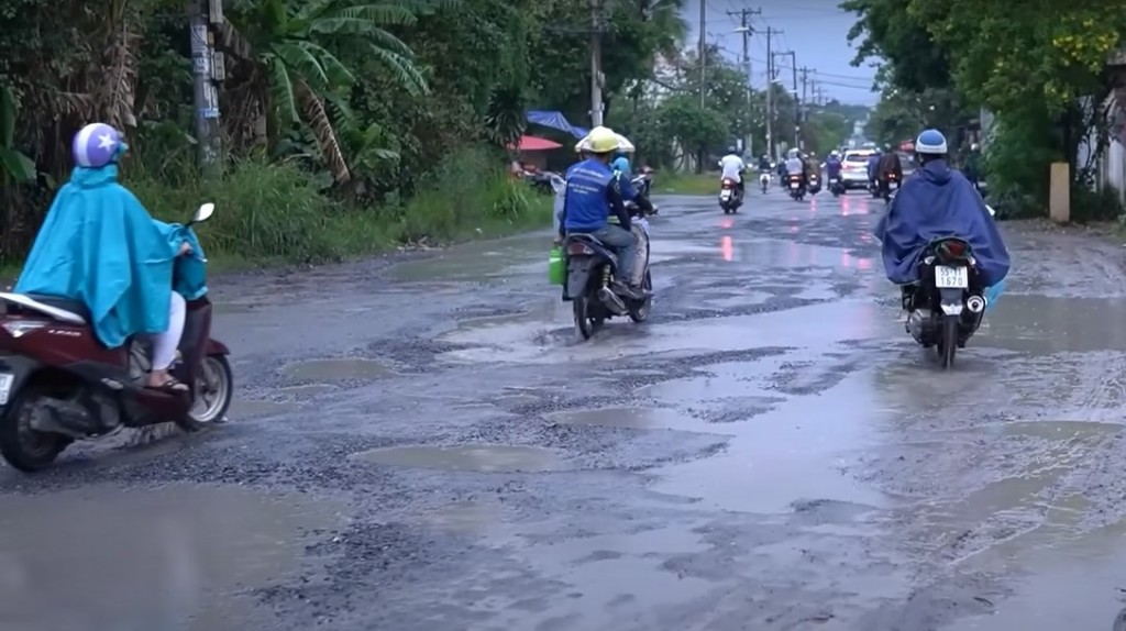 Mặt đường Lò Lu xuống cấp, xuất hiện nhiều ổ gà, ổ voi