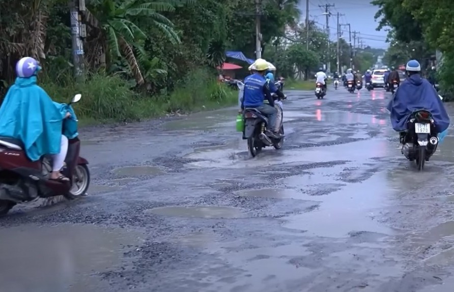 Đường Lò Lu rải đầy "hố bom" khi nào được nâng cấp?
