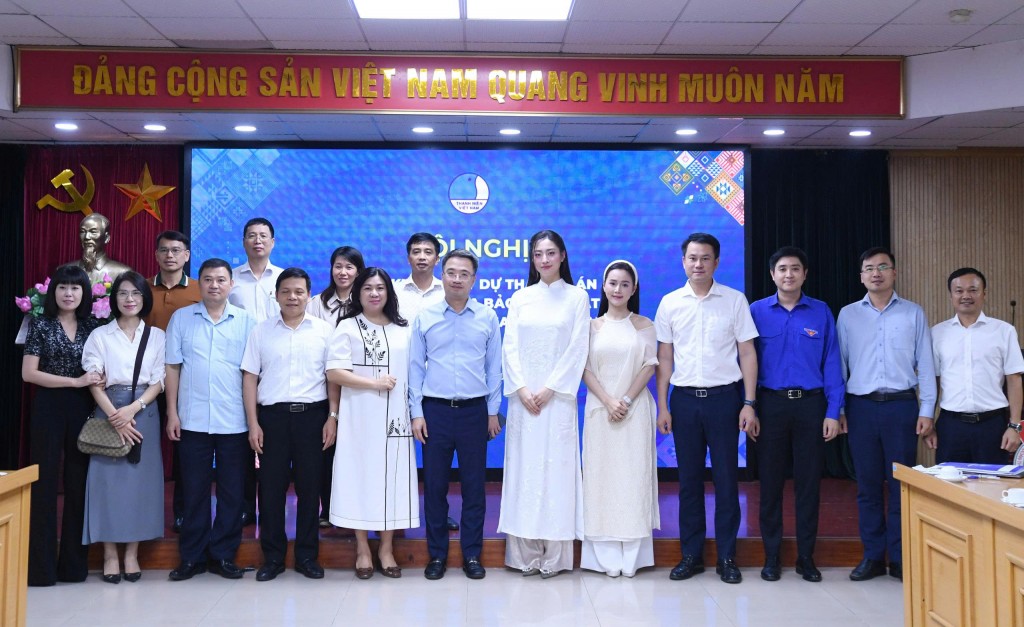 Các đại biểu chụp ảnh lưu niệm