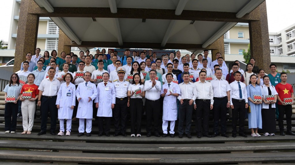 Lễ tiễn đoàn bác sĩ Bệnh viện Thống Nhất, Bệnh viện Răng hàm mặt và Trường Đại học Y khoa Phạm Ngọc Thạch thực hiện nhiệm vụ khám sức khỏe cho quân, dân tại quần đảo Trường Sa