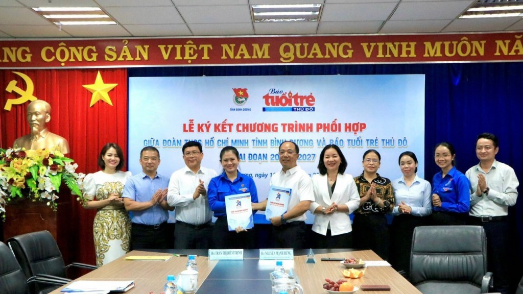 Đồng chí Nguyễn Mạnh Hưng, Bí thư Chi bộ, Tổng Biên tập báo Tuổi trẻ Thủ đô tặng quà lưu niệm đồng chí Bí thư Tỉnh đoàn Bình Dương