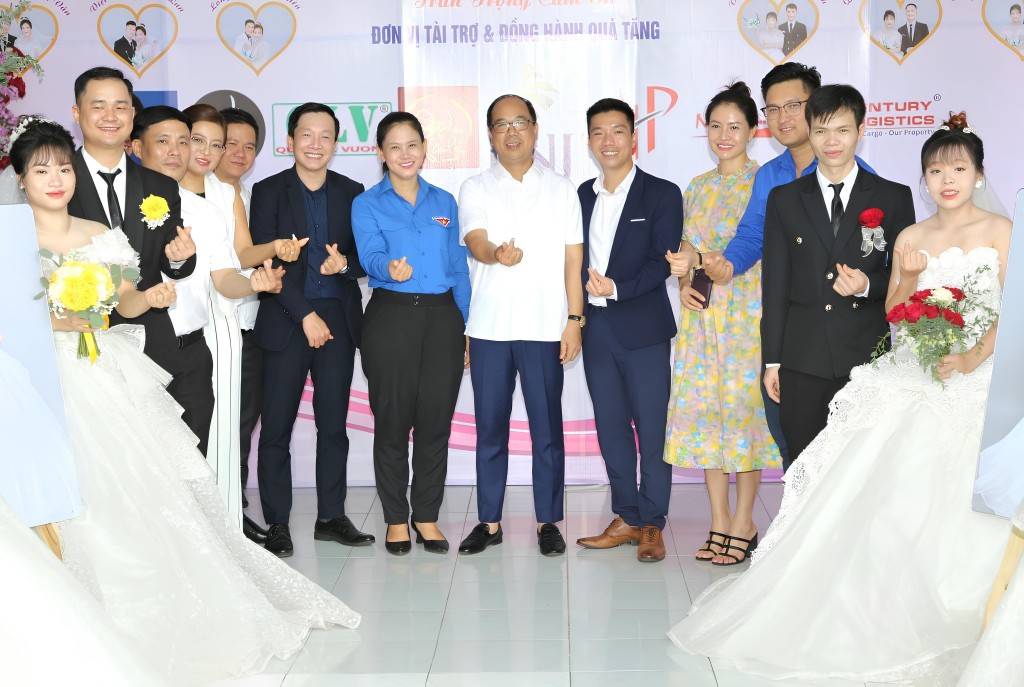Bí thư Tỉnh đoàn Bình Dương Trần Thị Diễm Trinh, Tổng Biên tập báo Tuổi trẻ Thủ đô Nguyễn Mạnh Hưng tại Lễ cưới tập thể văn minh, tiết kiệm tổ chức dành cho 6 cặp công nhân có hoàn cảnh khó khăn