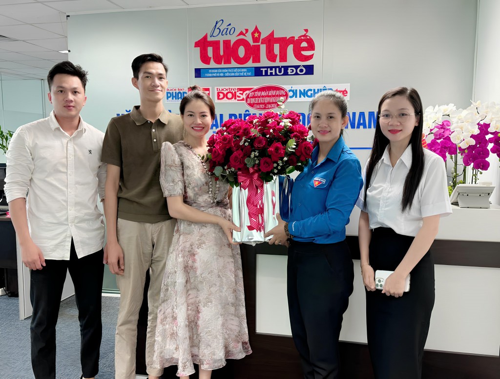 Chị Trần Thị Diễm Trinh, Ủy viên BTV Trung ương Đoàn, Bí thư Tỉnh đoàn Bình Dương tặng lẵng hoa chúc mừng báo Tuổi trẻ Thủ đô