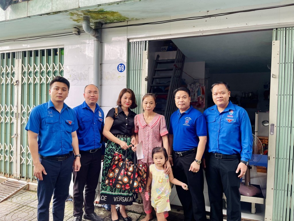 Chị Trần Thanh Hậu, Trưởng Đại diện VP Đông Nam Bộ báo Tuổi trẻ Thủ đô, thăm hỏi, động viên công nhân có hoàn cảnh đặc biệt khó khăn