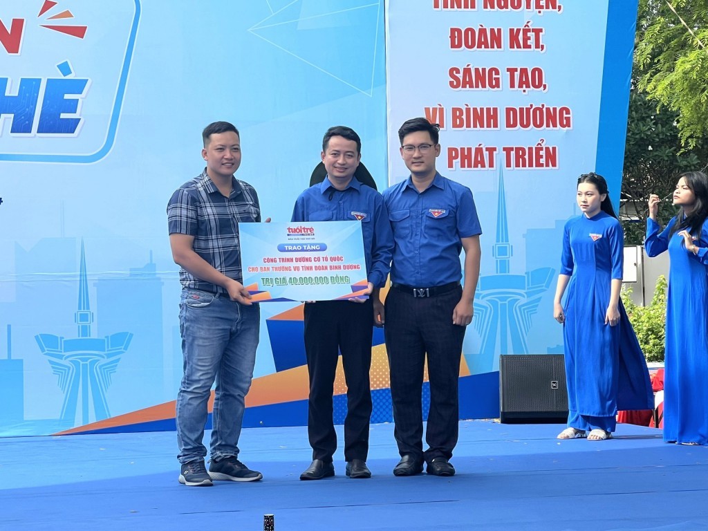 Báo Tuổi trẻ Thủ đô trao trặng công trình thanh niên “Tuyến đường cờ tổ quốc” tới Ban Thường vụ Tỉnh đoàn và Ban Chỉ huy chiến dịch Thanh niên tình nguyện hè tỉnh Bình Dương năm 2024