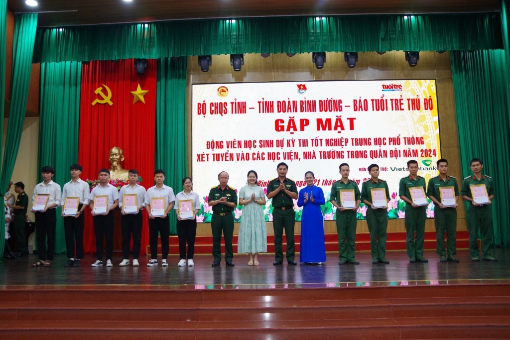 Đại diện Bộ Chỉ huy Quân sự tỉnh Bình Dương, Tỉnh đoàn Bình Dương và báo Tuổi trẻ Thủ đô trao thư động viên và quà cho các em học sinhhọc sinh tham gia kỳ thi tốt nghiệp THPT quốc gia đăng ký xét tuyển vào các trường cao đẳng, đại học trong Quân đội năm 2