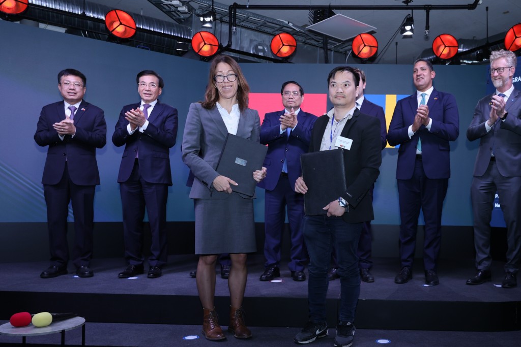 Thủ tướng Phạm Minh Chính và Bộ trưởng Bộ Hợp tác quốc tế và Ngoại thương Thụy Điển chứng kiến các cơ quan, doanh nghiệp hai nước trao văn kiện hợp tác - Ảnh: VGP/Nhật Bắc
