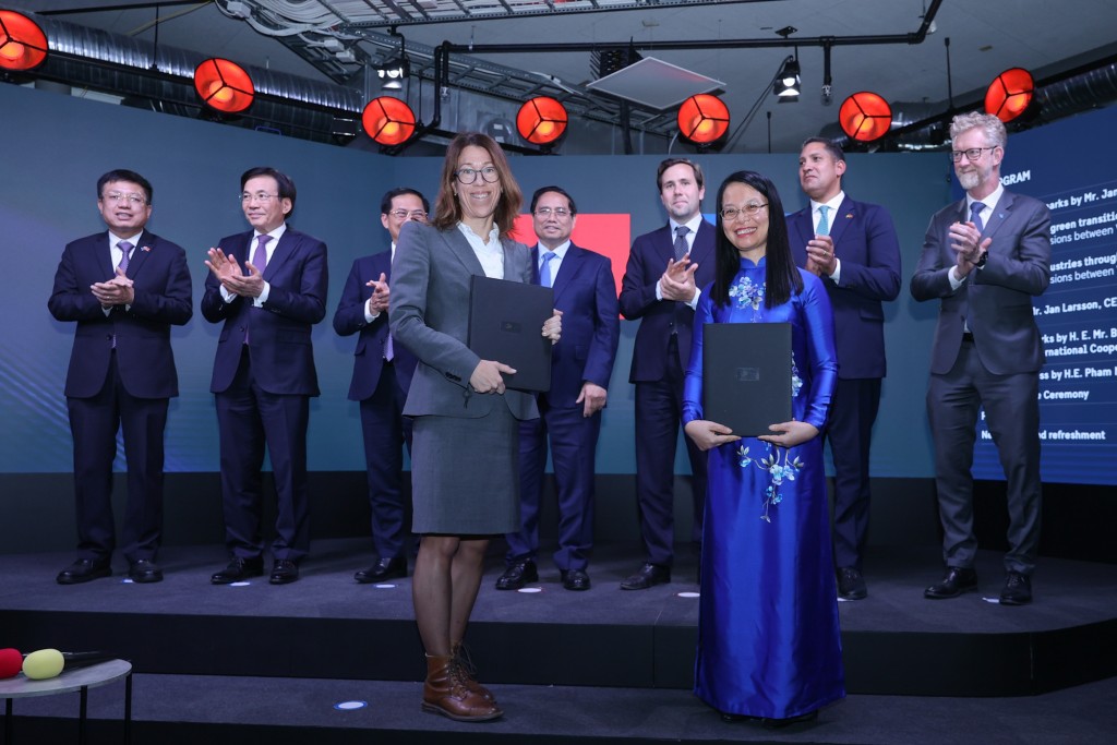 Thủ tướng Phạm Minh Chính và Bộ trưởng Bộ Hợp tác quốc tế và Ngoại thương Thụy Điển chứng kiến trao thỏa thuận hợp tác về nghiên cứu và phát triển giải pháp công nghệ về trí tuệ nhân tạo giữa Tập đoàn FPT và WARA Media & Language – hệ sinh thái nghiên cứu AI thuộc tổ chức nghiên cứu tư nhân lớn nhất Thụy Điển - Ảnh: VGP/Nhật Bắc