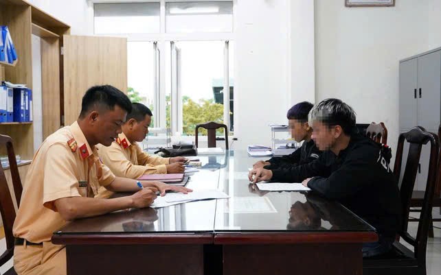 Cán bộ Phòng Cảnh sát giao thông Công an TP Huế làm việc với 2 thiếu niên vi phạm (Ảnh: CA)