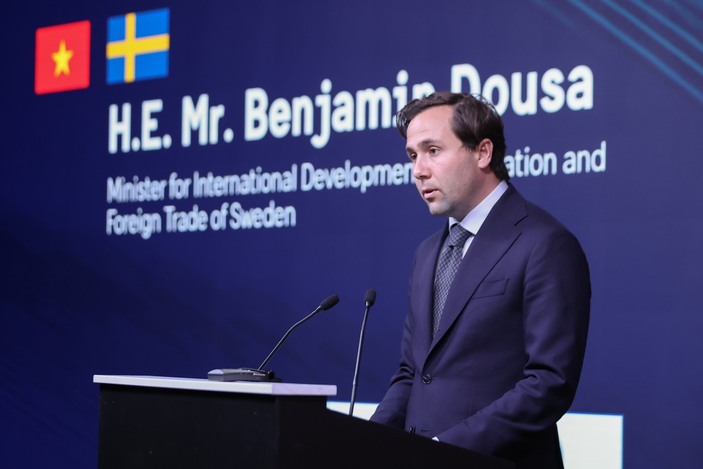 Bộ trưởng Hợp tác phát triển quốc tế và Ngoại thương Thụy Điển Benjamin Dousa phát biểu tại diễn đàn - Ảnh: VGP/Nhật Bắc