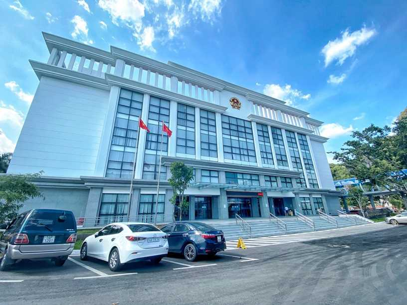Trụ sở chính Trung tâm Phục vụ hành chính công tỉnh Quảng Ninh một cấp trực thuộc UBND tỉnh.