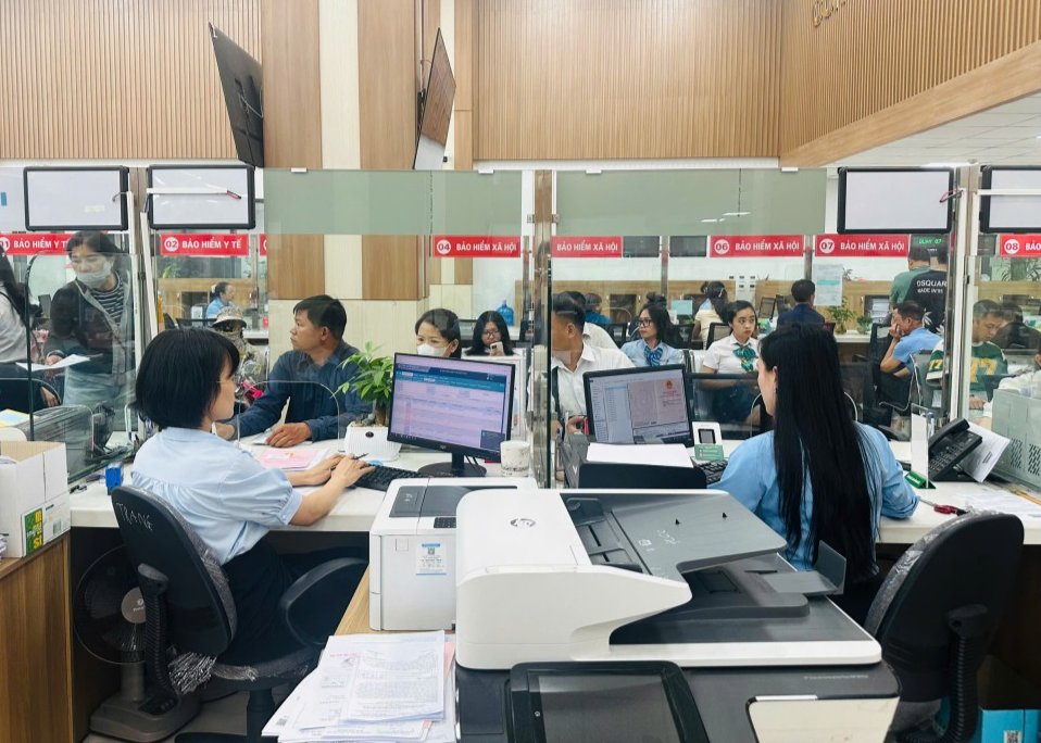 Cán bộ Chi nhánh Trung tâm Phục vụ hành chính công TP Hạ Long giải quyết thủ tục hành chính cho người dân.