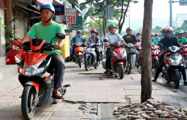 Cần xử phạt nghiêm hành vi đi xe máy trên vỉa hè