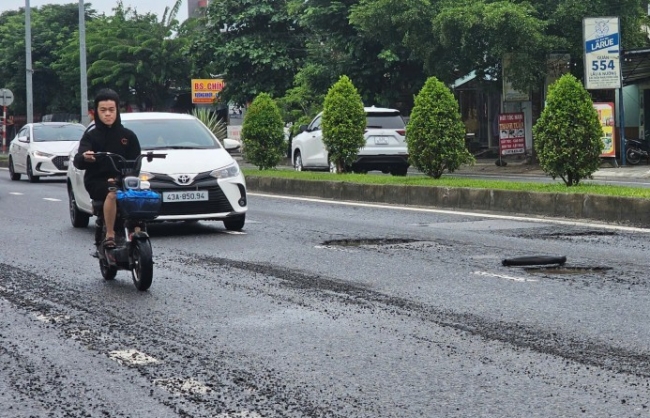 Sau đợt mưa trái mùa, tỉnh lộ 607 tái diễn cảnh bong tróc