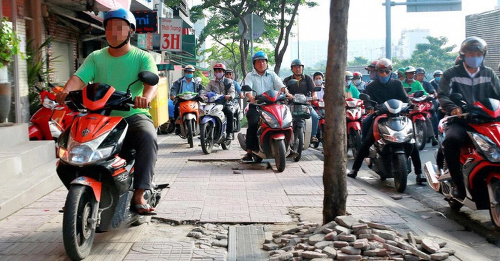 Cần xử phạt nghiêm hành vi đi xe máy trên vỉa hè