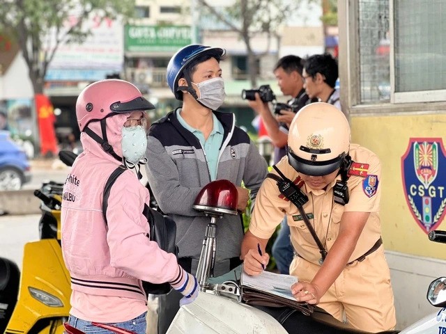 Cần xử phạt nghiêm hành vi đi xe máy trên vỉa hè