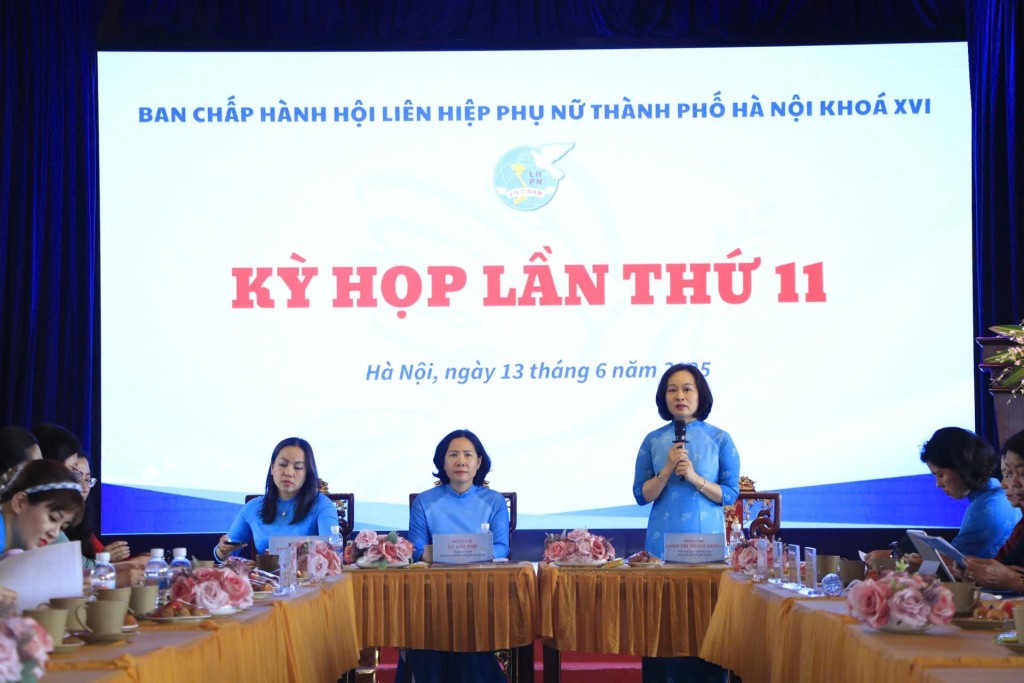 Thường trực Chủ tịch Hội Liên hiệp phụ nữ thành phố Hà Nội chủ trì hội nghị. Ảnh: Hoàng Lan