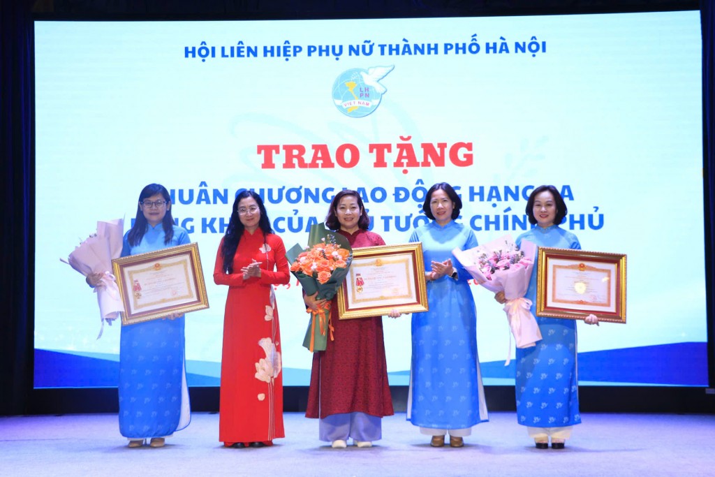 Chủ tịch Hội LHPN Hà Nội Lê Kim Anh và Phó Trưởng ban Tuyên giáo và Dân vận Thành ủy Hà Nội Nguyễn Thị Huệ  trao Huân chương Lao động hạng Ba và trao Bằng khen của Thủ tướng Chính phủ cho 3 cá nhân