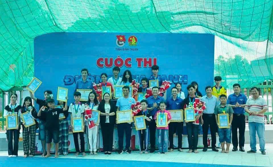 Ban tổ chức trao tặng huy chương và giấy chứng nhận cho các vận động viên đạt thành tích xuất sắc.