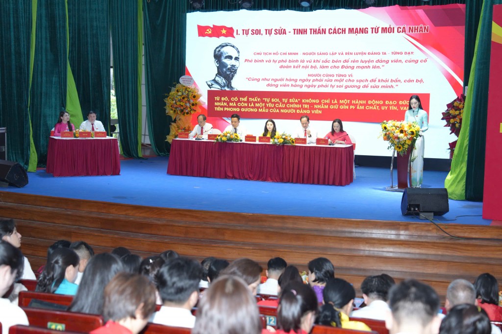 đồng chí Vũ Thị Thanh Huyền - Đảng viên trẻ xuất sắc năm 2024, đảng viên Chi bộ Ban Công nhân viên chức và Công tác An ninh quốc phòng Thành đoàn Hà Nội