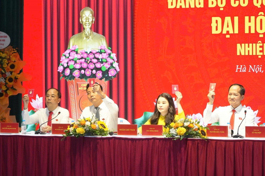 Nêu cao tính gương mẫu đi đầu, vững bước tiến vào kỷ nguyên mới